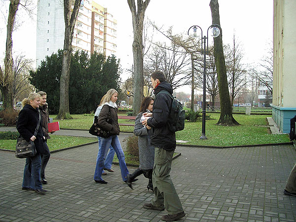 Przed budynkiem uczelni studenci i członkowie Inicjatywy Pracowniczej zorganizowali happening i rozdawali ulotki informujące o sytuacji w budynku przy ul. Lwowskiej