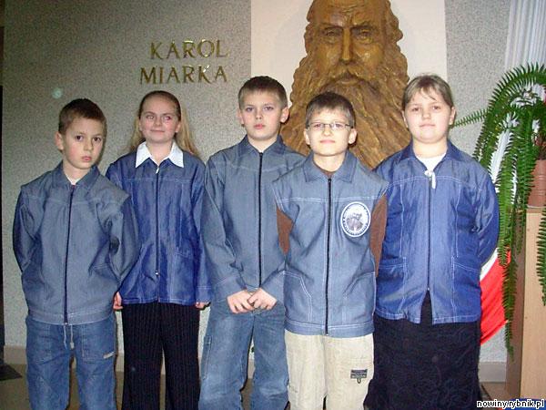 Uczniowie z Pielgrzymowic z dumą chodzą do szkoły w mundurkach