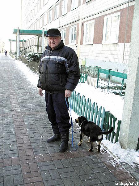 Franciszek Grzesiak z psem przed swoim blokiem