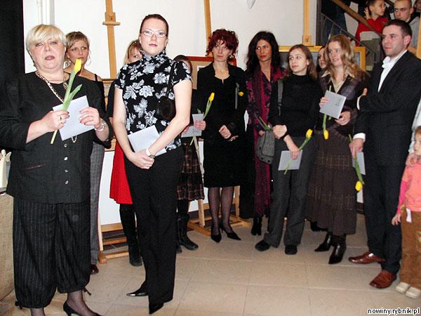 Artyści oraz organizatorka i komisarz pleneru Ewa Rotter-Płóciennikowa (pierwsza z lewej)