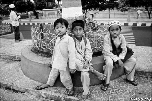 Fotografując dzieci, Joanna Mrówka ucieka od banalnego portretowania beztroskiego uśmiechu i radości
