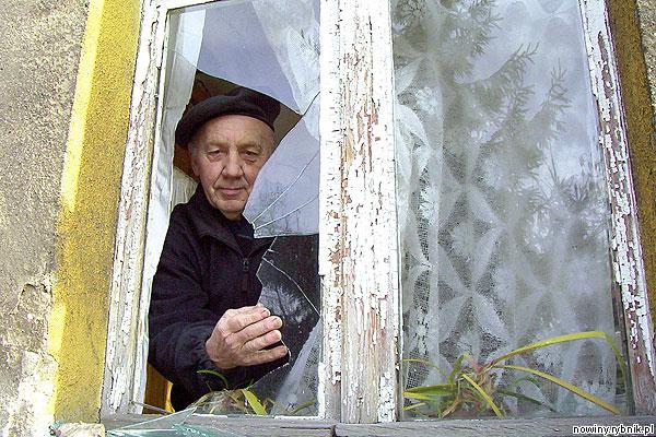 Zygmunt Gruszczyk nie ma już sił naprawiać dziur w dachu i wstawiać nowych szyb