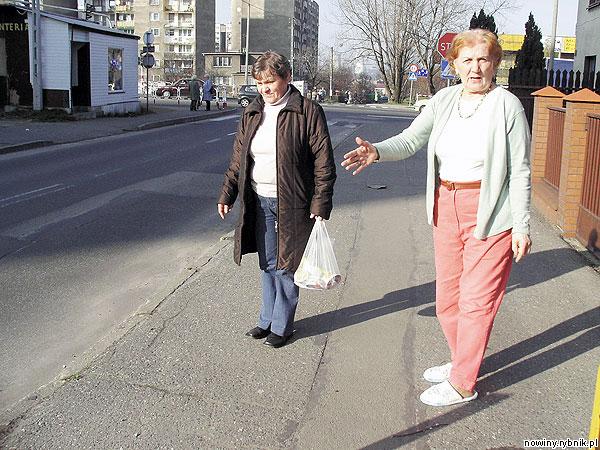 Krystyna Skrzypiec i Dorota Szojer wskazują miejsce, gdzie tworzą się kałuże