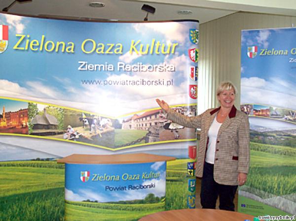 Grażyna Wójcik, szefowa Referatu Promocji Starostwa w Raciborzu, zachęca do odwiedzin Zielonej Oazy Kultur