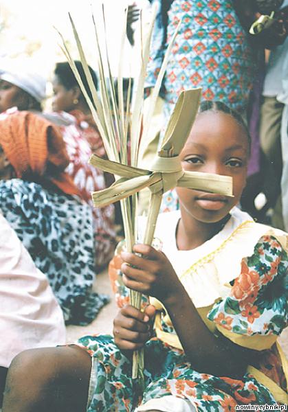 Dziewczynka z palmą w kształcie krzyża. Zdjęcie: Lucjan Buchalik