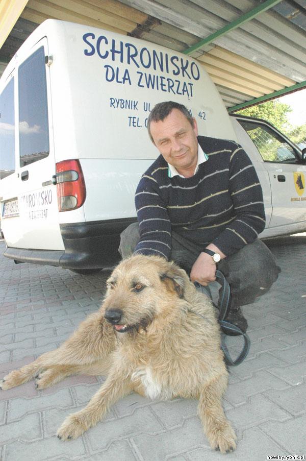 Aleksander Maciałczyk, pracownik schroniska, z psem, który błąkał się na terenie Knurowa