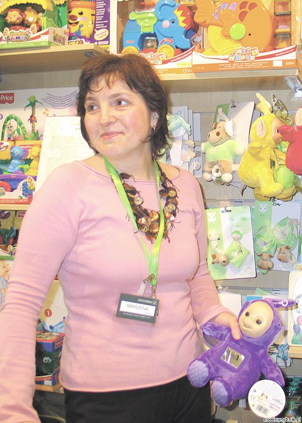 Marzena Dudek z figurką fioletowej lalki, którą postanowili zlustrować politycy