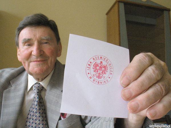 Tadeusz Śpiewok prezentuje okrągłą pieczęć, którą przybija na dyplomach zaświadczających o zdaniu rzemieślniczych egzaminów