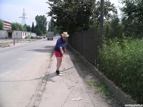 Bogdan Sołtys pokazuje zarwany fragment chodnika, pod którym mają biec sieci energetyczna i wodociągowa