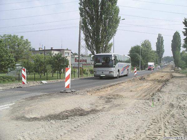 Wykopy na ulicy Gliwickiej w Golejowie utrudniają przejazd. Jednak bez zerwania nawierzchni nie udałoby się zmodernizować drogi