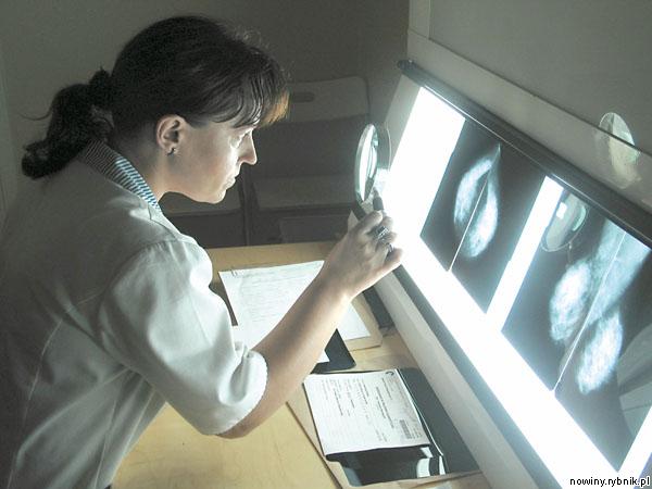 Barbara Strządała w trakcie opisywania zdjęć mammograficznych