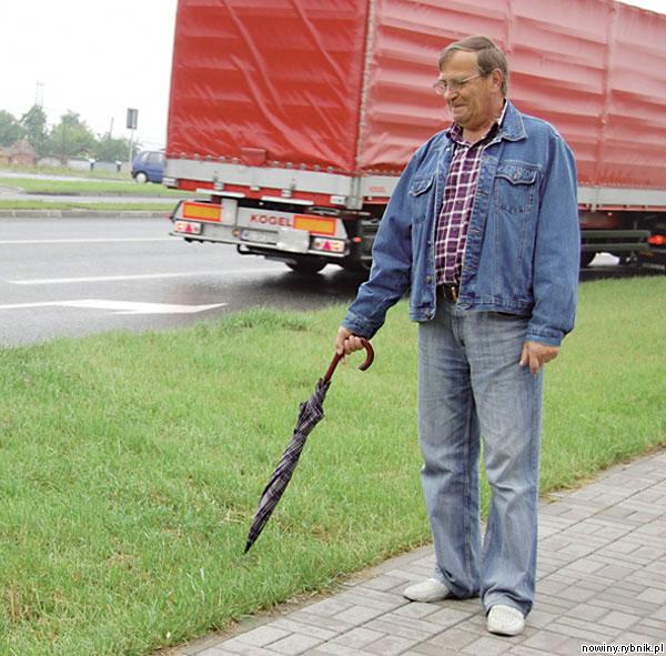 Andrzej Kotulak pokazuje trawnik, przez który przejeżdżają samochody