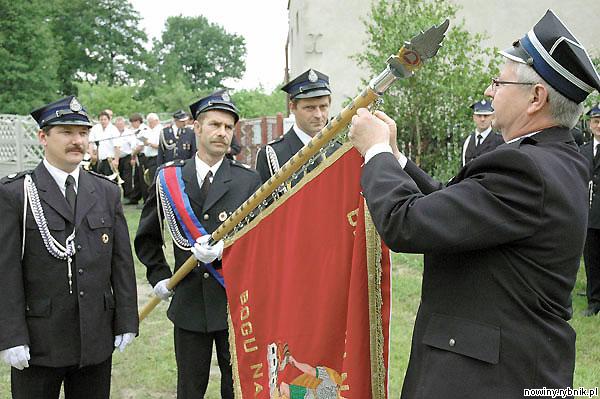 W czasie jubileuszowej uroczystości sztandar strażaków z Kamienia udekorowano Złotą Odznaką Związku