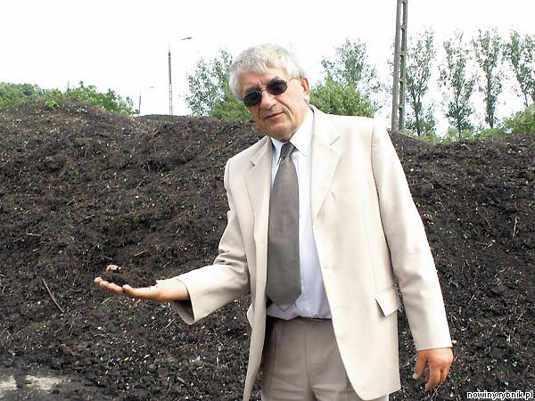 Na początku mieliśmy kompost raz w roku, teraz dwa razy – mówi dyrektor Sławomir Zdrojewski. W tle: pryzma naturalnego nawozu