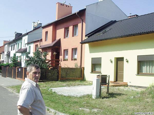 Tadeusz Mazur nie rozumie, jak urzędnicy mogli wydać pozwolenie na budowę domu, który nie pasuje do całego osiedla