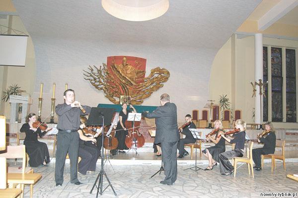 Gra orkiestra z Opola. Na oboju żorzanin Marek Ludwik
