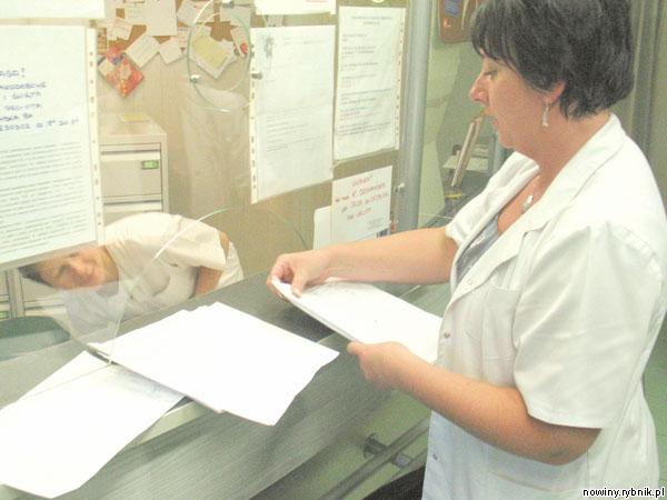 Pielęgniarka Ilona Ćwięczek pokazuje listy z podpisami pacjentów