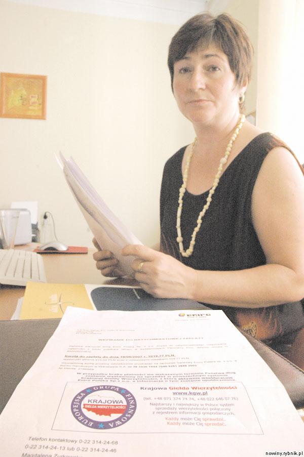 Marzanna Oprządek-Granowska pokazuje jedno z pism, które otrzymała od wydawcy Panoramy Firm