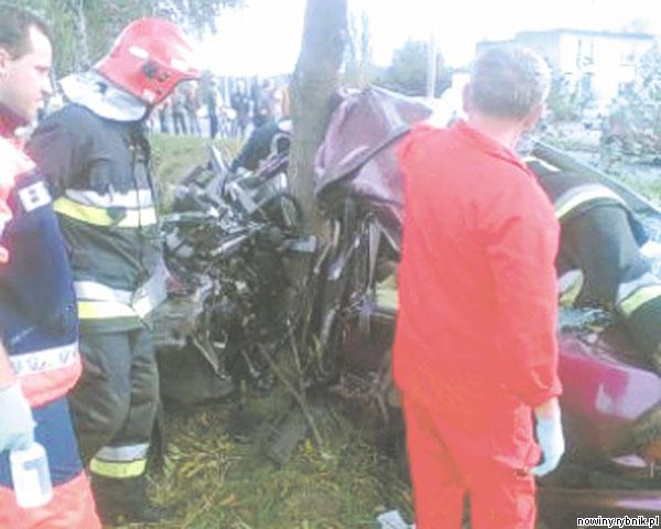 Kierowca może mówić o szczęściu, bo auto wręcz owinęło się wokół drzewa. Zdjęcie: PSP w Rybniku