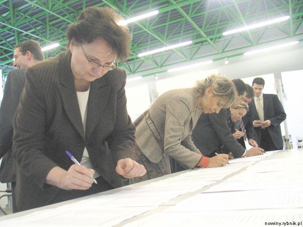 Członkowie okręgowej komisji w Rybniku podpisują protokoły z wynikami wyborów do Sejmu. Na pierwszym planie przewodnicząca Elżbieta Gawlik