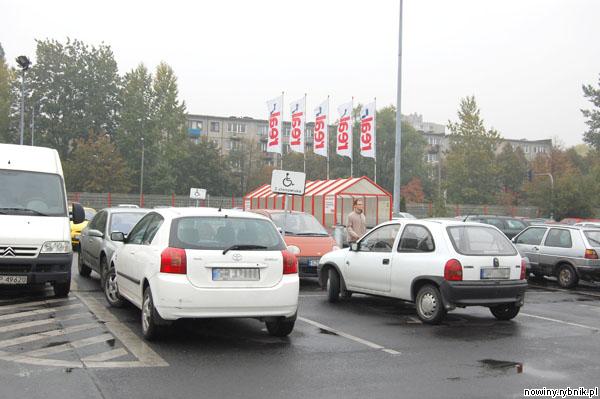 Na parkingu Reala jest 16 miejsc dla niepełnosprawnych. Zdjęcie: Ireneusz Stajer