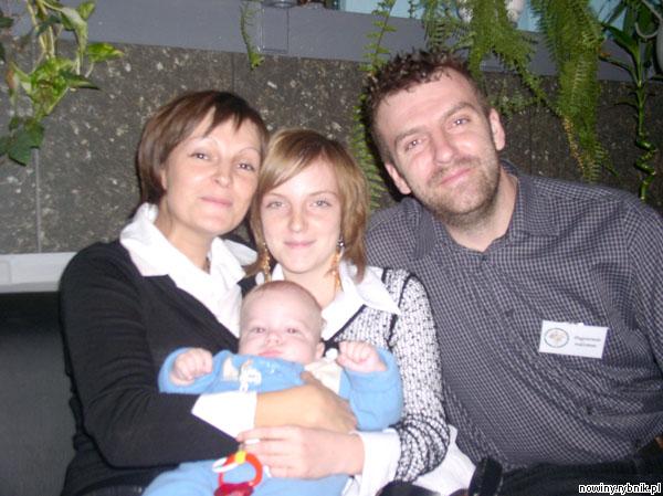 Joanna i Tomasz Świerkoszowie przyszli na spotkanie z 11-letnią córką Klaudią i czteromiesięcznym Mateuszkiem, który jest teraz pod ich opieką