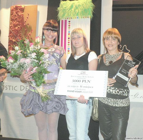 Fryzjerki cieszą się z nagrody. Od prawej: Iwona Witaszak, Katarzyna Stanienda i modelka Dorota Raszka