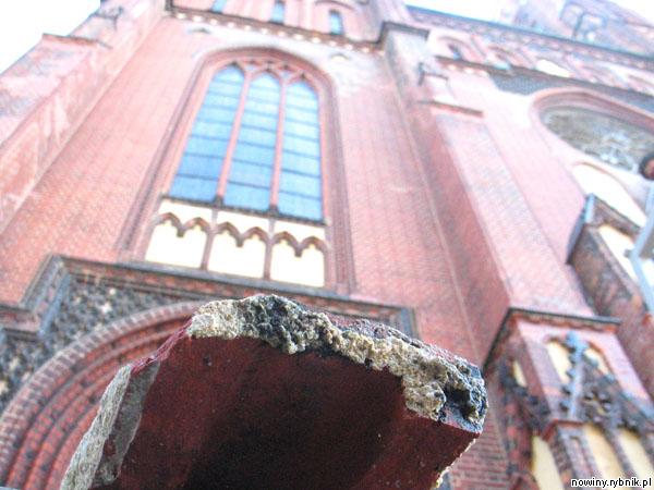 Cegły z rozbiórki posłużą do uzupełnienia sypiącej się elewacji bazyliki pw. św. Antoniego