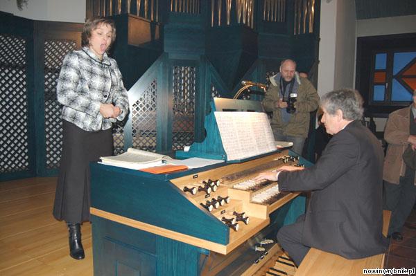Na organach gra prof. Julian Gembalski, śpiewa sopranistka Elżbieta Grodzka-Łopuszyńska
