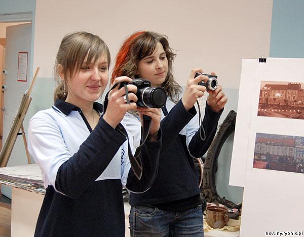 Kasia Czernik i Ola Słota, uczennice Gimnazjum nr 2, są laureatkami konkursu fotograficznego