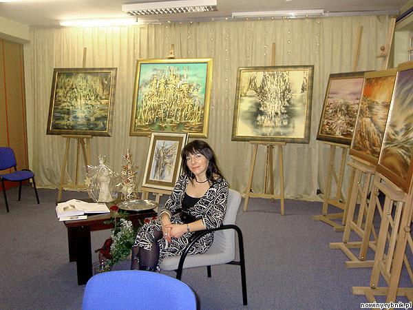 Barbara Jonderko-Jagła po raz kolejny prezentuje swoją twórczość w wodzisławskiej galerii Pod Fikusem. Zdjęcie:  MiPBP w Wodzisławiu Śl.