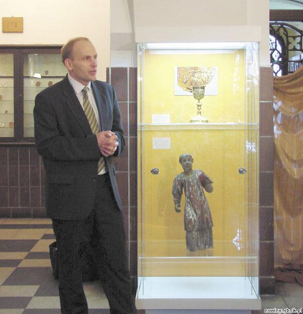 Sławomir Kulpa prezentuje rzeźbę św. Wawrzyńca i pozłacany kielich ze skrzyszowskiego kościoła. Zdjęcie: UM Wodzisław