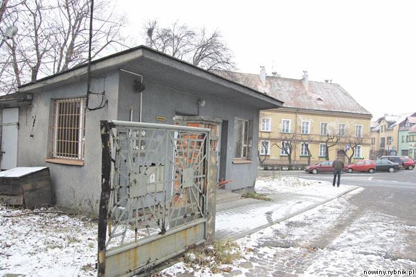 Wjazd na teren starego szpitala od strony ulicy Męczenników Oświęcimskich