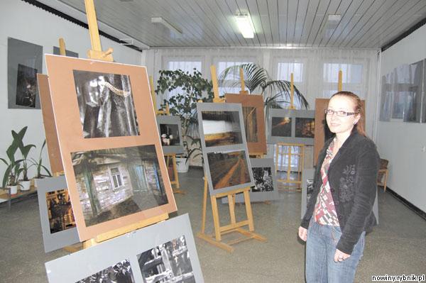 Instruktorka Monika Kos zaprasza do biblioteki na wystawę fotografii Mirosława Mizery