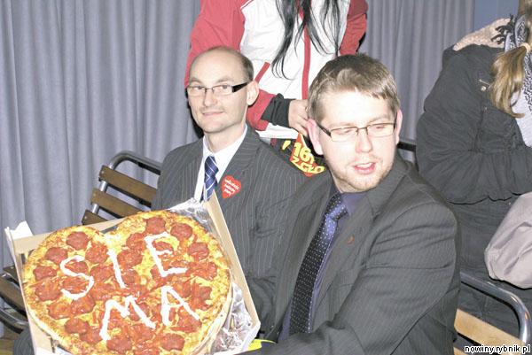 Prezydent Mieczysław Kieca wylicytował pizzę. Zdjęcie: UM Wodzisław