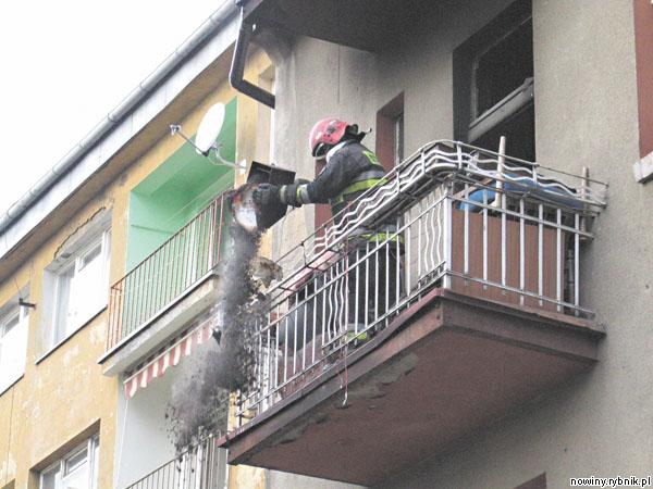 Zaraz po pożarze strażacy wyrzucili przez balkon część spalonych przedmiotów