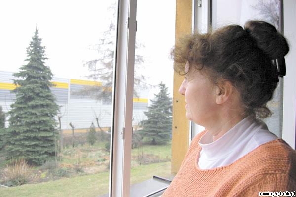 Izabella Zagawska z okien domu spogląda na nieciekawe ekrany akustyczne