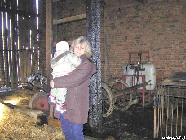 Nadpaliła się nam konstrukcja stodoły i spłonął nowy rozsiewacz – mówi Krystyna Galda (tu z wnuczką Natalką)
