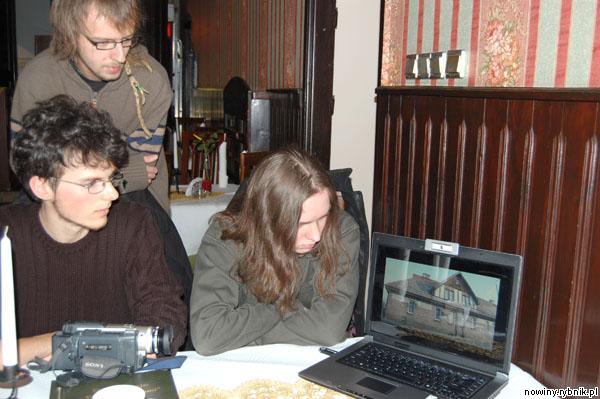 Tomek Szopa, Adam Nowak oraz fotograf Marcin Matusiak oglądają w laptopie film „Śląsk – blizny czasu”