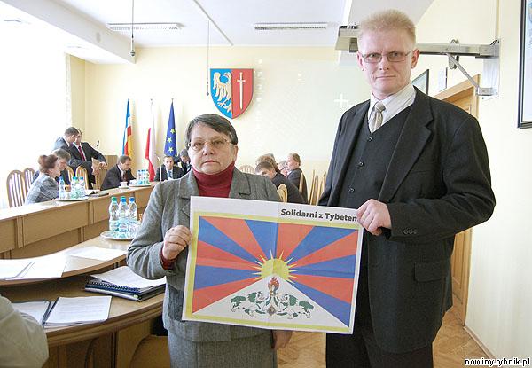 Maria Sawicka i Krzysztof Kurek przynieśli na sesję flagi Tybetu