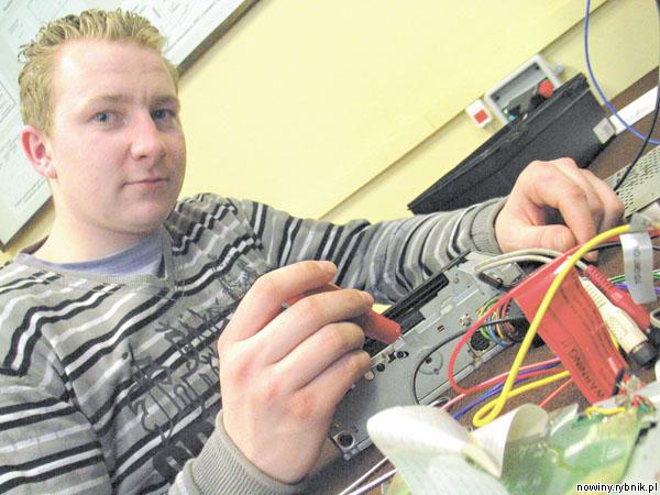 Michał Lenik z II klasy liceum profilowanego naprawia w pracowni uszkodzone radio samochodowe