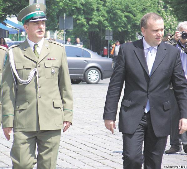 W uroczystościach uczestniczyli wicepremier Grzegorz Schetyna (z prawej) oraz komendant główny tej formacji płk Leszek Elas