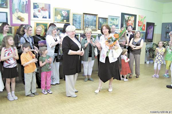 Ewa Rotter-Płóciennikowa (z lewej) otrzymała kwiaty od wdzięcznych artystów