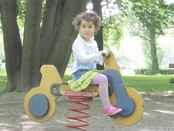 Oliwia Niklasińska z Wodzisławia może się bawić tylko na jednym z trzech urządzeń, które pozostały na placu zabaw