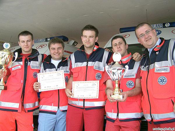 To najlepsi ratownicy medyczni na Śląsku – od lewej: Tomasz Kuśka, Łukasz Mądry, Krzysztof Biela, Mariusz Cichon i dr Piotr Sokołowski, szef raciborskiego pogotowia