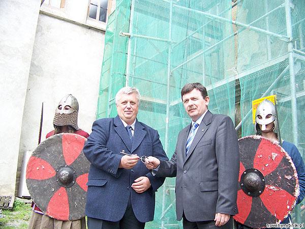 Starosta Adam Hajduk (z prawej) przekazał klucz do zamku Ryszardowi Bortelowi, szefowi firmy Borbud, która zajmie się remontem zabytku