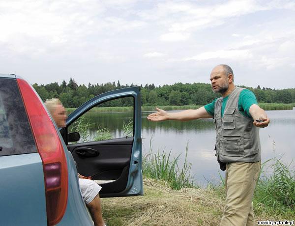 Dyrektor Zygmunt Kubica tłumaczy napotkanemu kierowcy, że nie wolno wjeżdżać samochodem na groblę