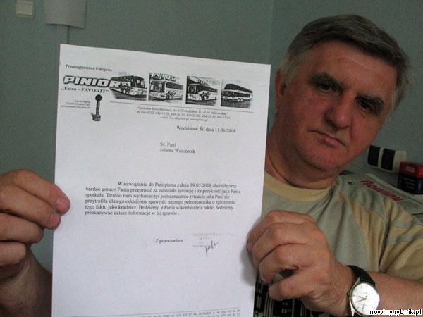 Henryk Machulik, szwagier pasażerki, pokazuje lakoniczne pismo z biura podróży