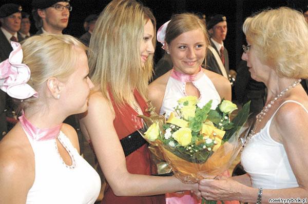 Michalina Michalik (z lewej) w asyście swoich mażoretek odbiera Złotą Lirę za zwycięstwo w konkursie zespołów tanecznych