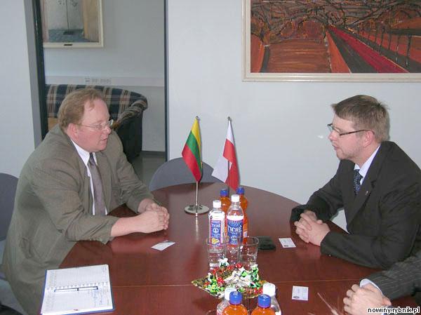 Prezydent Mieczysław Kieca spotkał się z Arturem Liudkovskim (z lewej), wicemerem Wilna. Zdjęcie: UM Wodzisław